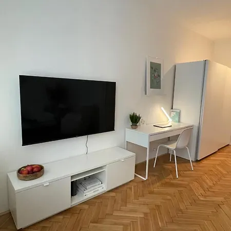 شقة Urban Retreat I Modern Boho In Lovely Letna District - 10 Minutes From Old Town *