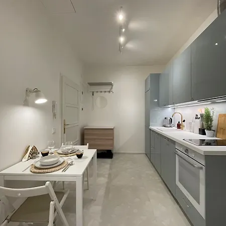 Urban Retreat I Modern Boho In Lovely Letna District - 10 Minutes From Old Town شقة *