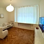 Urban Retreat I Modern Boho In Lovely Letna District - 10 Minutes From Old Town